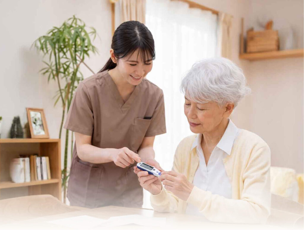 在宅で高齢者に自己管理の説明をする医療スタッフ